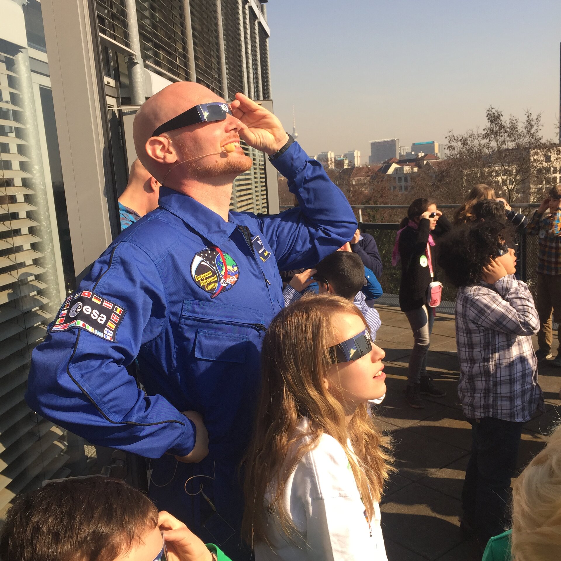 Astronauta mirando al Sol 