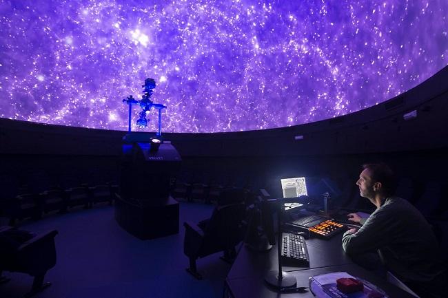 Roberto manejando el planetario